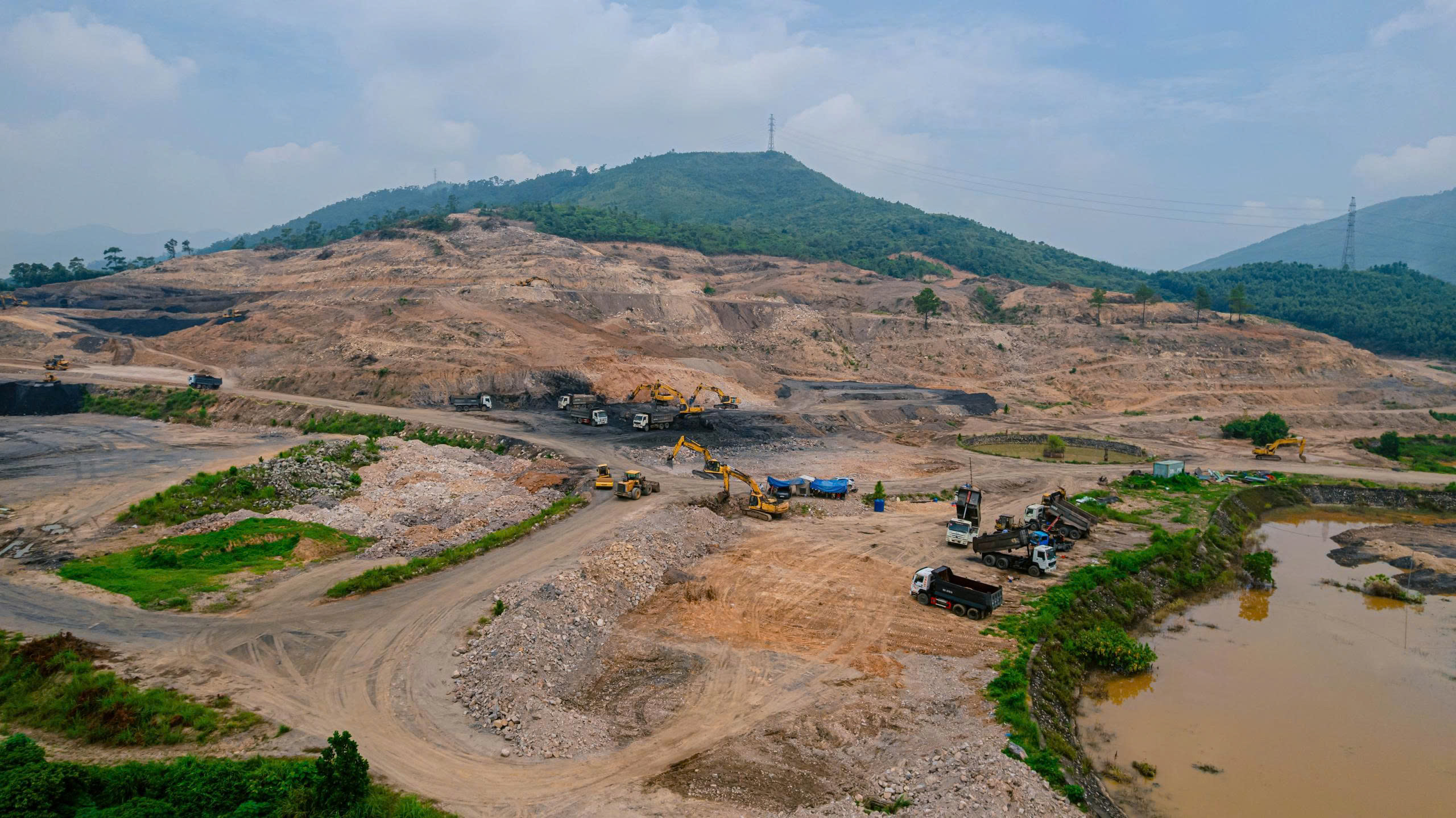 Công tác lát đá bó vỉa và vỉa hè lối đi bộ hai bên tuyến đường